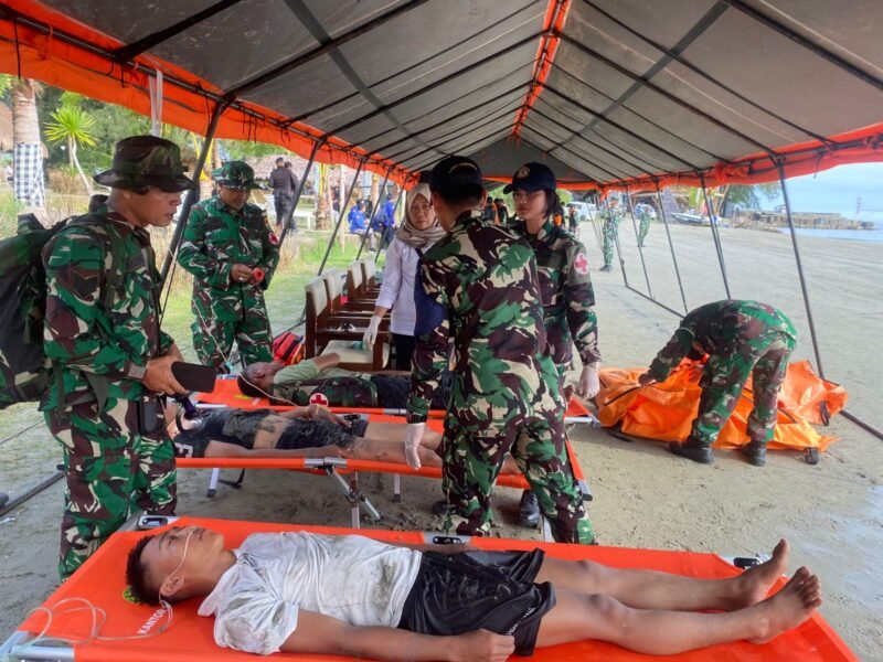 LATIHAN: Latihan bencana di Bengkulu melibatkan TNI, Polri, dan masyarakat. Sinergi ini diharapkan memperkuat kesiapsiagaan dan mempercepat penanganan saat bencana terjadi. (SABTU-18-04-2026)--FOTO: HANDI//MBG.