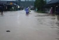 Dandim 0409/Rejang Lebong Letkol Inf Agung Lewis Oktorada menerjunkan 20 personel TNI membantu evakuasi warga terdampak banjir dan longsor di Kabupaten Lebong.