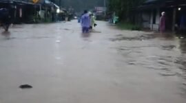 Dandim 0409/Rejang Lebong Letkol Inf Agung Lewis Oktorada menerjunkan 20 personel TNI membantu evakuasi warga terdampak banjir dan longsor di Kabupaten Lebong.