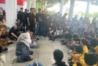 DEMO: Puluhan mahasiswa Bengkulu kecewa terhadap DPRD Provinsi Bengkulu saat aksi Hardiknas 2026 karena Komisi IV tidak hadir menemui massa aksi. Mahasiswa kritik keras persoalan pendidikan dan kesejahteraan di Bengkulu. (SENIN-12-05-2026)--FOTO: HANDI//MBG.