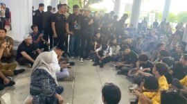 DEMO: Puluhan mahasiswa Bengkulu kecewa terhadap DPRD Provinsi Bengkulu saat aksi Hardiknas 2026 karena Komisi IV tidak hadir menemui massa aksi. Mahasiswa kritik keras persoalan pendidikan dan kesejahteraan di Bengkulu. (SENIN-12-05-2026)--FOTO: HANDI//MBG.