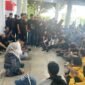 DEMO: Puluhan mahasiswa Bengkulu kecewa terhadap DPRD Provinsi Bengkulu saat aksi Hardiknas 2026 karena Komisi IV tidak hadir menemui massa aksi. Mahasiswa kritik keras persoalan pendidikan dan kesejahteraan di Bengkulu. (SENIN-12-05-2026)--FOTO: HANDI//MBG.
