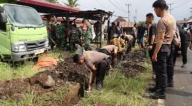 Kapolres Lebong bersama Pemkab Lebong dan TNI turun langsung memimpin gotong royong membersihkan sisa banjir di Desa Pelabuhan Talang Leak Kecamatan Bingin Kuning.