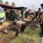 Kapolres Lebong bersama Pemkab Lebong dan TNI turun langsung memimpin gotong royong membersihkan sisa banjir di Desa Pelabuhan Talang Leak Kecamatan Bingin Kuning.