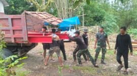 TNI dan warga Taba Penanjung kompak memasang badan Jembatan Perintis Garuda. Gotong royong menjadi kekuatan utama mempercepat pembangunan akses penting bagi masyarakat.
