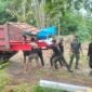 TNI dan warga Taba Penanjung kompak memasang badan Jembatan Perintis Garuda. Gotong royong menjadi kekuatan utama mempercepat pembangunan akses penting bagi masyarakat.