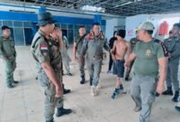 AMANKAN: Satpol PP Kota Bengkulu menangani ODGJ yang meresahkan warga Pasar Minggu dengan pendekatan kemanusiaan. Pasien kini dirawat di RSKJ Lingkar Barat untuk penanganan lebih lanjut. (JUMAT-15-05-2026)-- FOTO: HANDI//MBG.