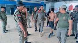 AMANKAN: Satpol PP Kota Bengkulu menangani ODGJ yang meresahkan warga Pasar Minggu dengan pendekatan kemanusiaan. Pasien kini dirawat di RSKJ Lingkar Barat untuk penanganan lebih lanjut. (JUMAT-15-05-2026)-- FOTO: HANDI//MBG.
