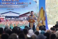 Kapolri mengungkap inovasi Miracle Carbon, briket berbahan tongkol jagung hasil kerja sama Polri dan UMKM lokal yang menjadi energi alternatif ramah lingkungan untuk masyarakat.