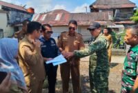 Kodim 0409/Rejang Lebong turun tangan memperbaiki jalan amblas di Talang Rimbo Baru dan mengajak masyarakat bergotong royong demi mempercepat pembangunan.