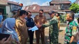 Kodim 0409/Rejang Lebong turun tangan memperbaiki jalan amblas di Talang Rimbo Baru dan mengajak masyarakat bergotong royong demi mempercepat pembangunan.