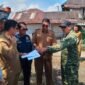 Kodim 0409/Rejang Lebong turun tangan memperbaiki jalan amblas di Talang Rimbo Baru dan mengajak masyarakat bergotong royong demi mempercepat pembangunan.