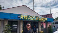 Warga Sidodadi Kepahiang kritik keras PLN setelah kabel listrik estafet mengeluarkan percikan api dan menyebabkan warga tersengat listrik.