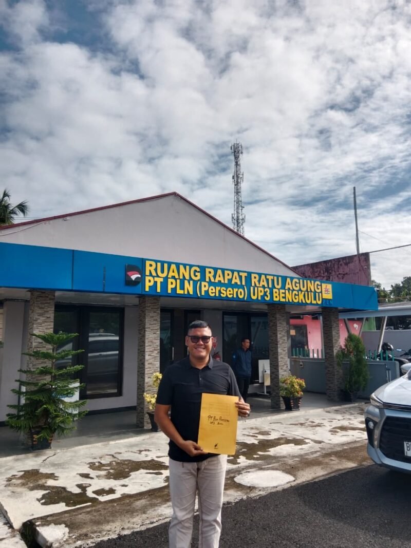Warga Sidodadi Kepahiang kritik keras PLN setelah kabel listrik estafet mengeluarkan percikan api dan menyebabkan warga tersengat listrik.