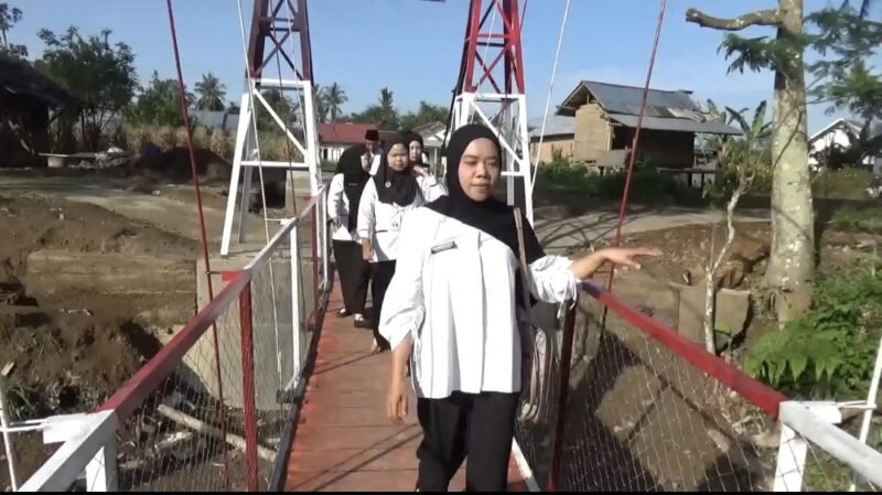 Jembatan Garuda di Rejang Lebong membuka akses ekonomi dan sosial masyarakat. Warga kini lebih mudah beraktivitas dan mengembangkan perekonomian desa.