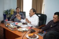 Wakil Gubernur Bengkulu Mian turun tangan menyelesaikan gejolak harga sawit di Mukomuko. Belasan perusahaan akhirnya sepakat kembali mengikuti harga TBS Rp3.465 per kilogram.