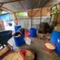Perajin tempe di Bengkulu memilih mempertahankan harga jual dengan mengurangi ukuran produk setelah harga kedelai naik menjadi Rp850 ribu per karung. (Senin-05-06-2026)-- FOTO: Handi//MBG.