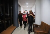 Kejati Kaltim menetapkan Kepala Teknik Tambang CV ABI sebagai tersangka baru dalam kasus dugaan korupsi pertambangan batu bara. Penyidik menduga terjadi penambangan dan penjualan batu bara di luar area izin dengan potensi kerugian negara mencapai ratusan miliar rupiah.