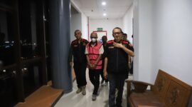 Kejati Kaltim menetapkan Kepala Teknik Tambang CV ABI sebagai tersangka baru dalam kasus dugaan korupsi pertambangan batu bara. Penyidik menduga terjadi penambangan dan penjualan batu bara di luar area izin dengan potensi kerugian negara mencapai ratusan miliar rupiah.