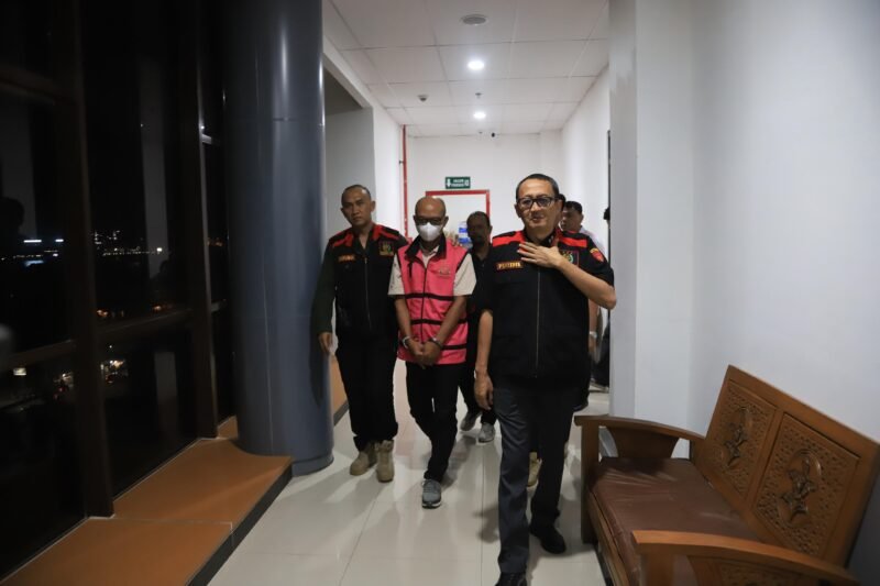 Kejati Kaltim menetapkan Kepala Teknik Tambang CV ABI sebagai tersangka baru dalam kasus dugaan korupsi pertambangan batu bara. Penyidik menduga terjadi penambangan dan penjualan batu bara di luar area izin dengan potensi kerugian negara mencapai ratusan miliar rupiah.