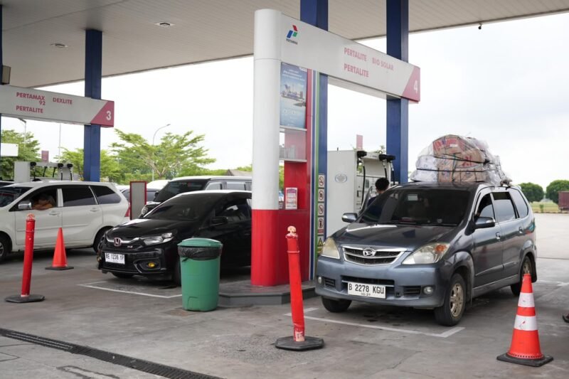 Pertamina Patra Niaga menjelaskan kenaikan harga Pertamax dipengaruhi evaluasi berkala dan perkembangan harga minyak dunia. Harga Pertalite dan BioSolar tetap tidak berubah.