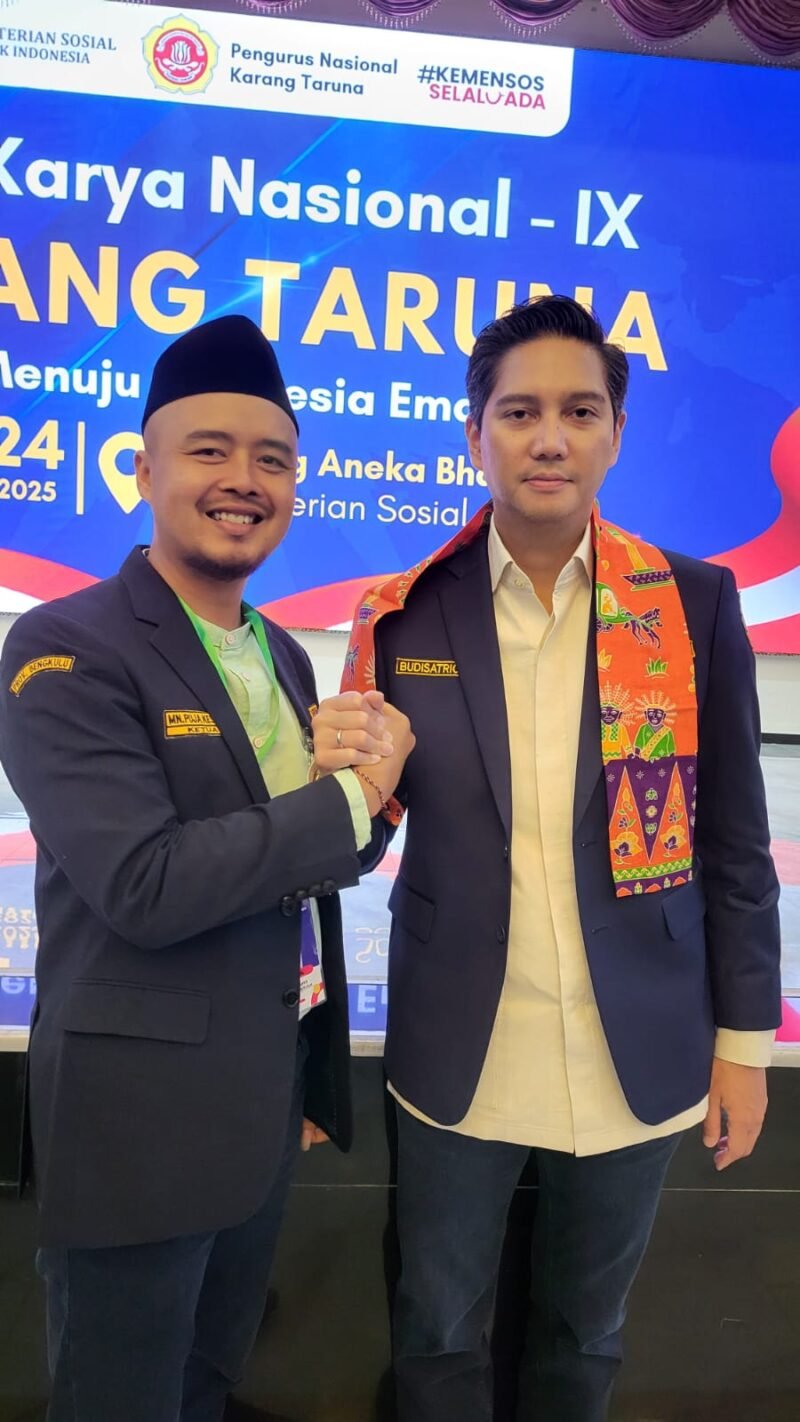 Ketua Karang Taruna Provinsi Bengkulu, Puja Kesuma (berkopiah).berbincang dan bersalaman dengan Ketum Pengurus Nasional Karang Taruna (PNKT),  Budi Satrio Djiwandono