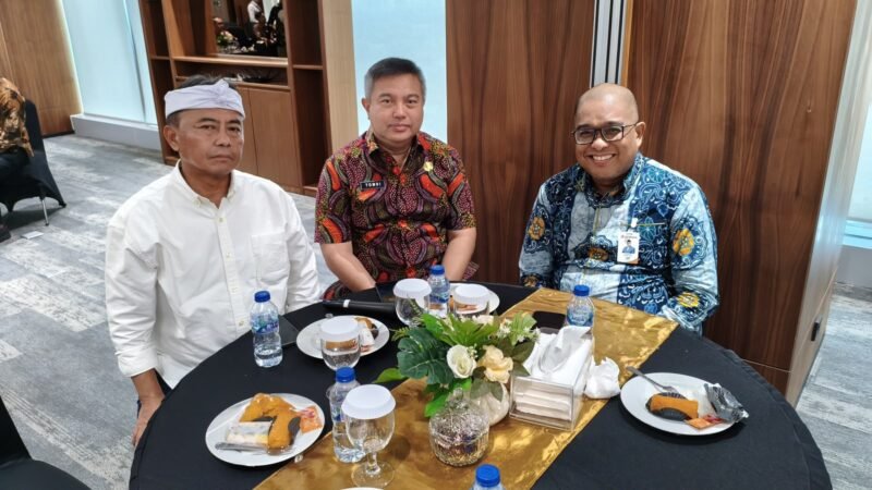 Dirut Bank Bengkulu iswahyudi, bersama Komjen Pol. Tomsi Tohir, Sekjen Kemendagri (tengah) dan Herman Suryatman, Sekda Jawa Barat, (kiri)