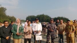 Pemkab Bengkulu Tengah menanam 1.000 bibit mangrove untuk memperkuat perlindungan pesisir dari abrasi. Program dilakukan bertahap dan melibatkan pemerintah, swasta, serta masyarakat.