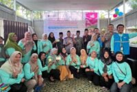 FOTO BERSAMA : PLN UIP Sumbagsel bersama anggota UMKM Lebong Berdaya di Kelurahan Mubai dalam pelaksanaan Program PLN BERGEMA untuk mengembangkan potensi gula aren lokal. FOTO/IST