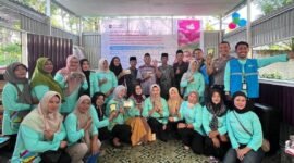 FOTO BERSAMA : PLN UIP Sumbagsel bersama anggota UMKM Lebong Berdaya di Kelurahan Mubai dalam pelaksanaan Program PLN BERGEMA untuk mengembangkan potensi gula aren lokal. FOTO/IST