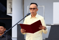 Ketua KPU Provinsi Bengkulu, Rusman Sudarsono, memimpin upacara peringatan Hari Kesaktian Pancasila di halaman kantornya, Kamis (1/10/2026)