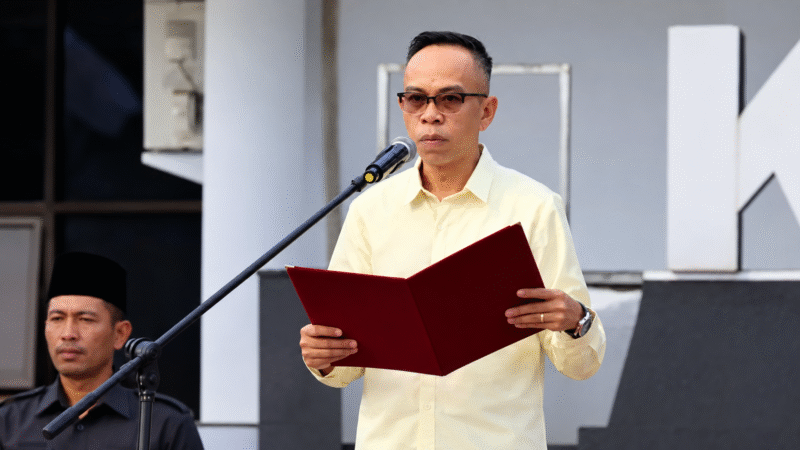 Ketua KPU Provinsi Bengkulu, Rusman Sudarsono, memimpin upacara peringatan Hari Kesaktian Pancasila di halaman kantornya, Kamis (1/10/2026)